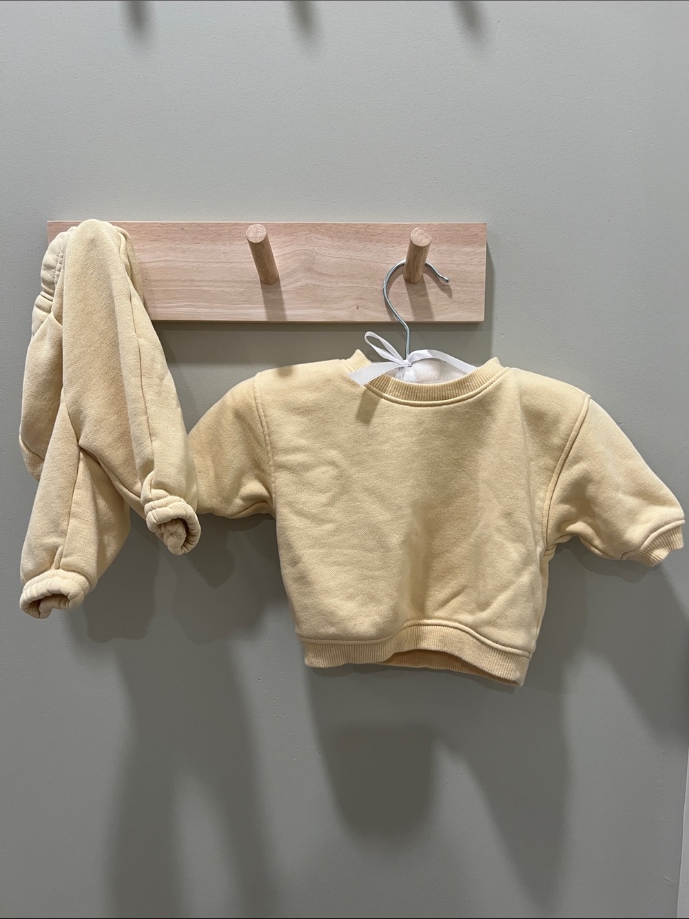 Amazon Essentials x Sofia grange Newborn yellow Sweatshirt and Pants Set